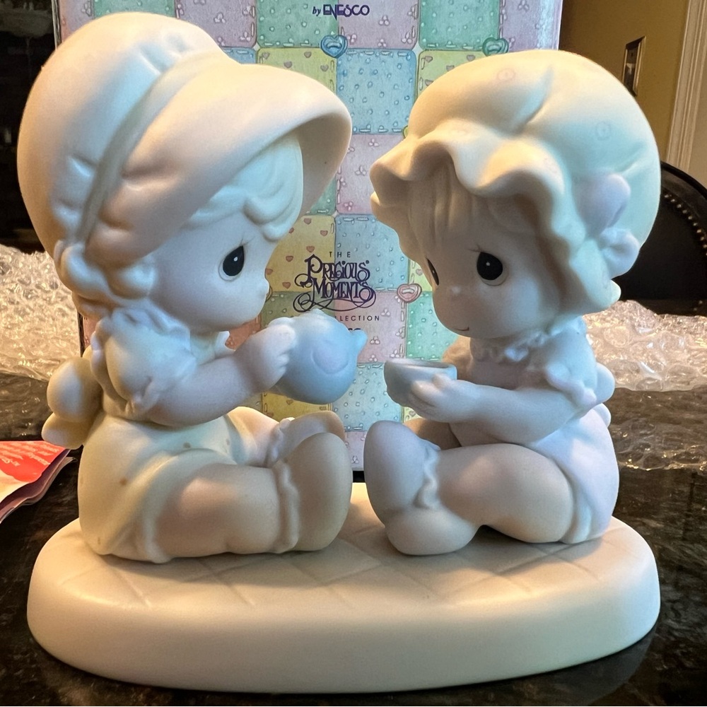 New in box Precious Moments “Frienship Hits the Spot” Figurine